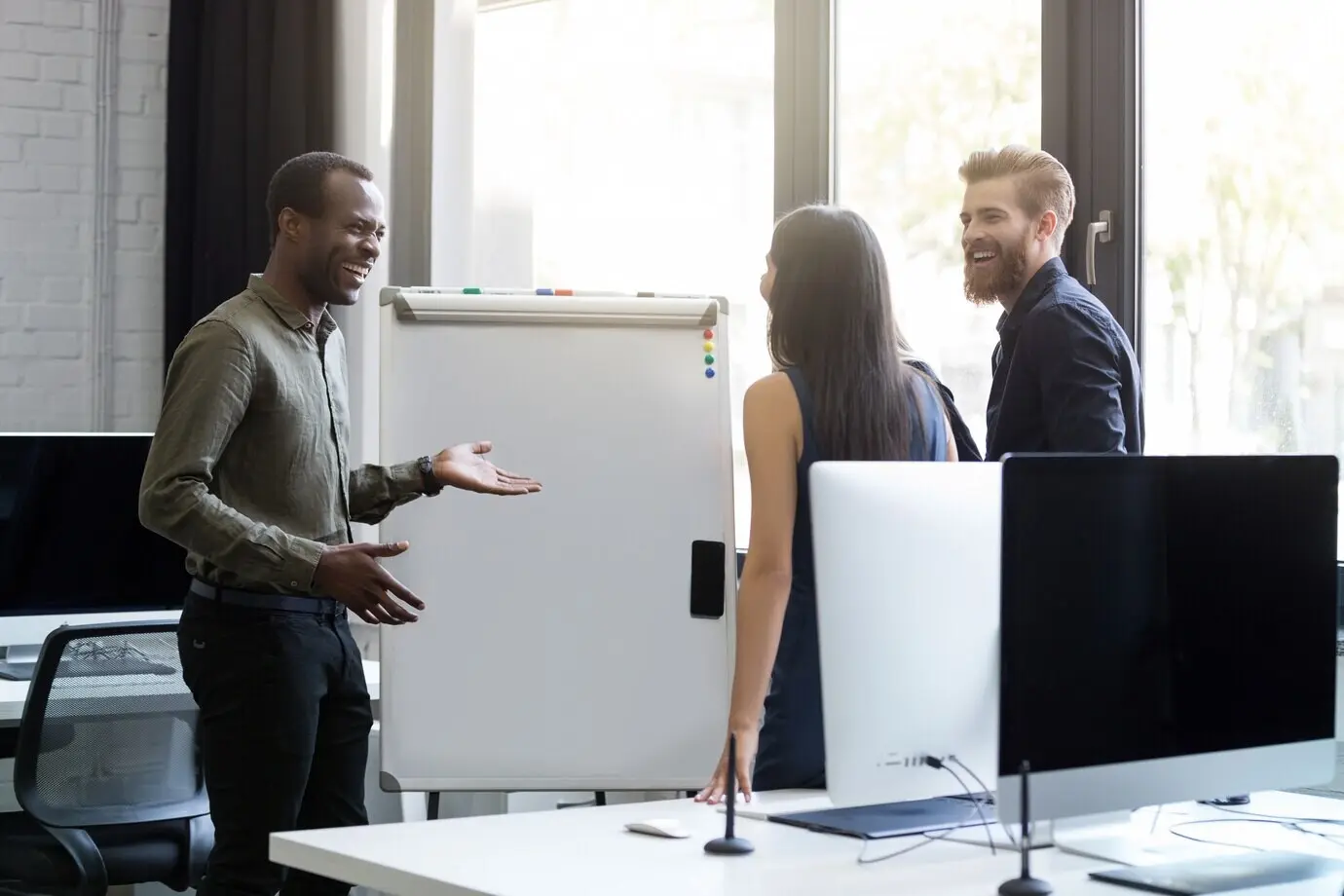 Деловые люди проводят заседание совета директоров и обсуждают новые идеи.