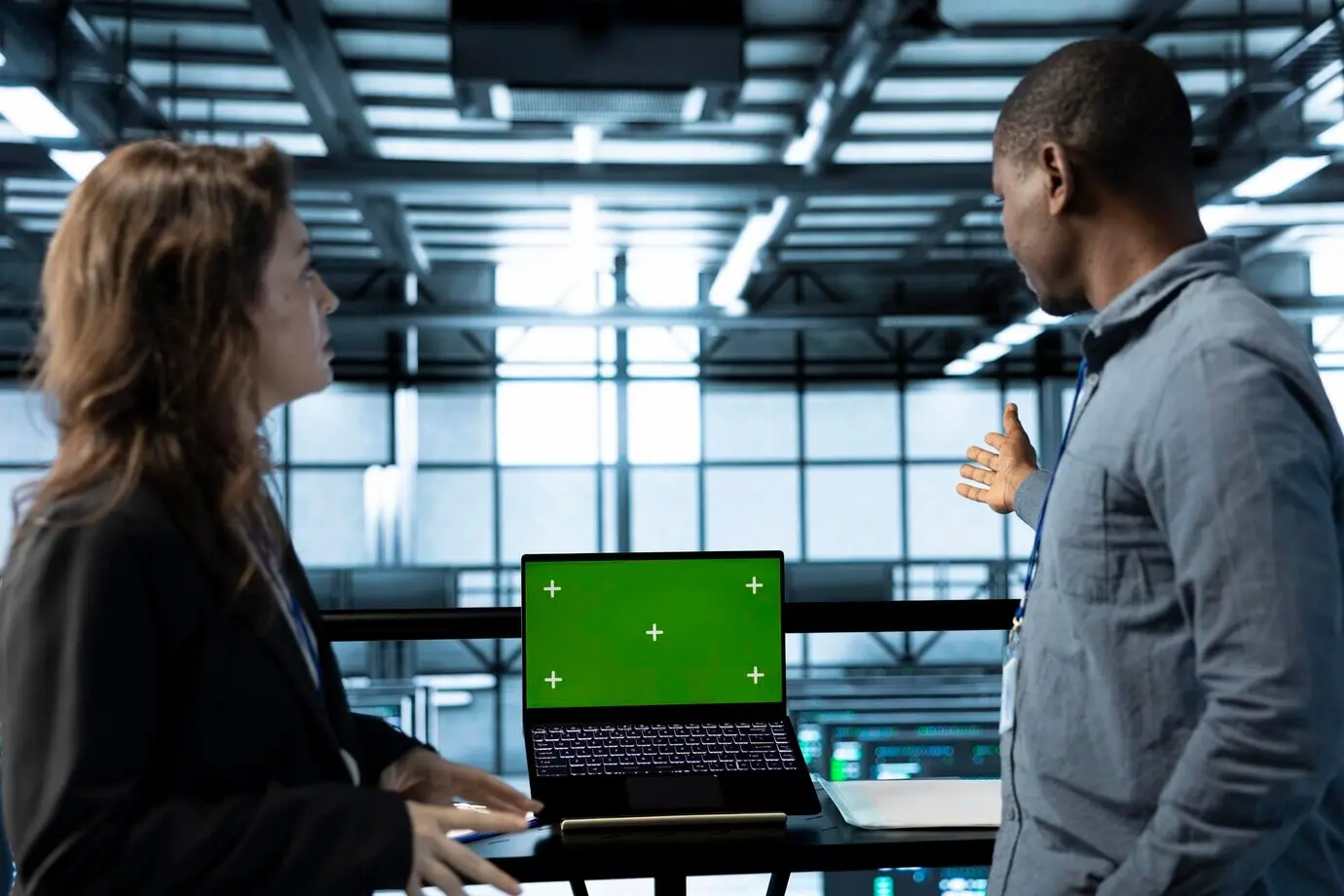 Команда инженеров серверной фермы использует изолированный макет экрана ноутбука.