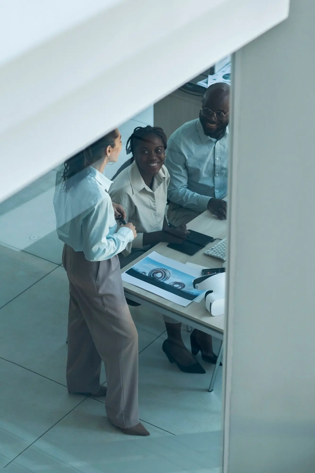 Промышленные дизайнеры работают над 3D-моделью