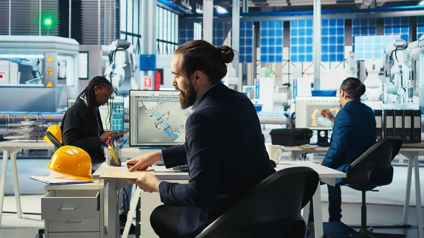 Техник на фотовольтаическом заводе в сфере устойчивой энергетики диагностирует неисправные системы.